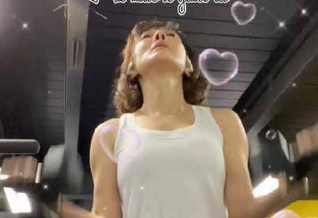 47岁牛莉自拍照角度刁钻 手臂肌肉明显不输小伙 高鼻头突兀抢镜 视频