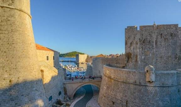 克罗地亚最美小城，建在海边悬崖上，被一部美剧捧成热门旅游城市