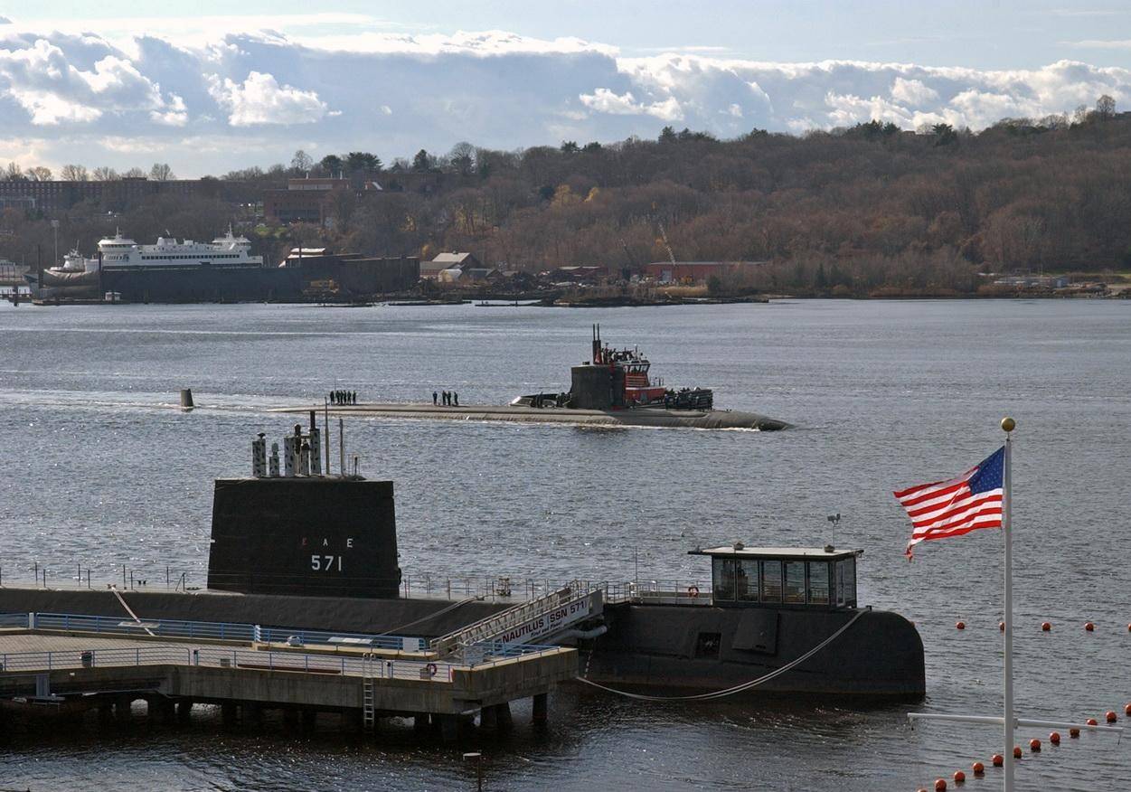 新伦敦是美国潜艇部队的老家,近处为美国首艘核潜艇鹦鹉螺号(571)