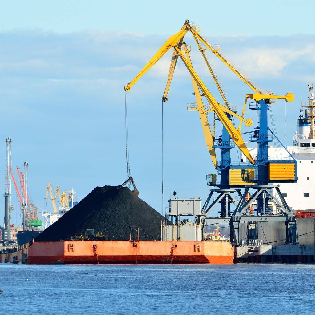 原创澳大利亚几十艘煤炭船在海上漂,价值5亿美元,指望我国清关买下