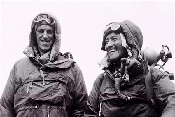 世界首次登顶珠峰的2人，为何在山顶秘密起誓？46年后才揭开真相