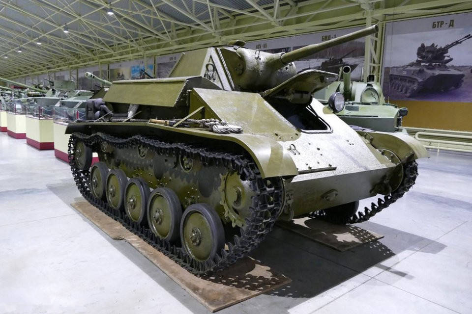 二战苏军T-70轻型坦克：双杀黑豹的小钢炮，火力装甲独具一格_侦查