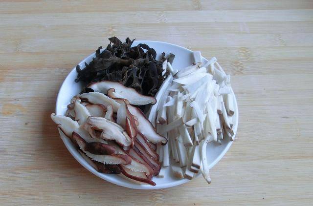 怎么样泡发干菌 68fbf97d1376466792a0161614eb03f4.jpeg