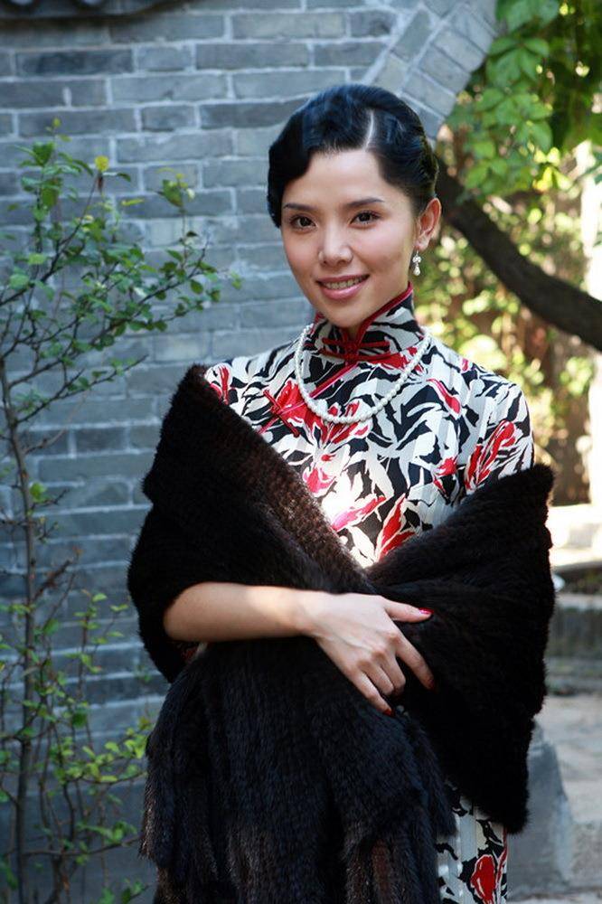 35岁因甄嬛传走红,与大12岁名导因戏生情,丈夫去世后单身至今_李佳璇