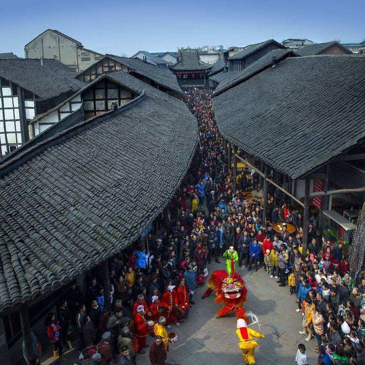 这座古镇被誉为“中国的诺亚方舟”，四川休闲文化在这里体现充分