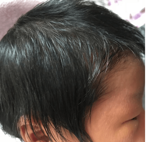 在给宝宝梳头发的时候,尽量按照孩子原来的头发生长方向梳头发,不要
