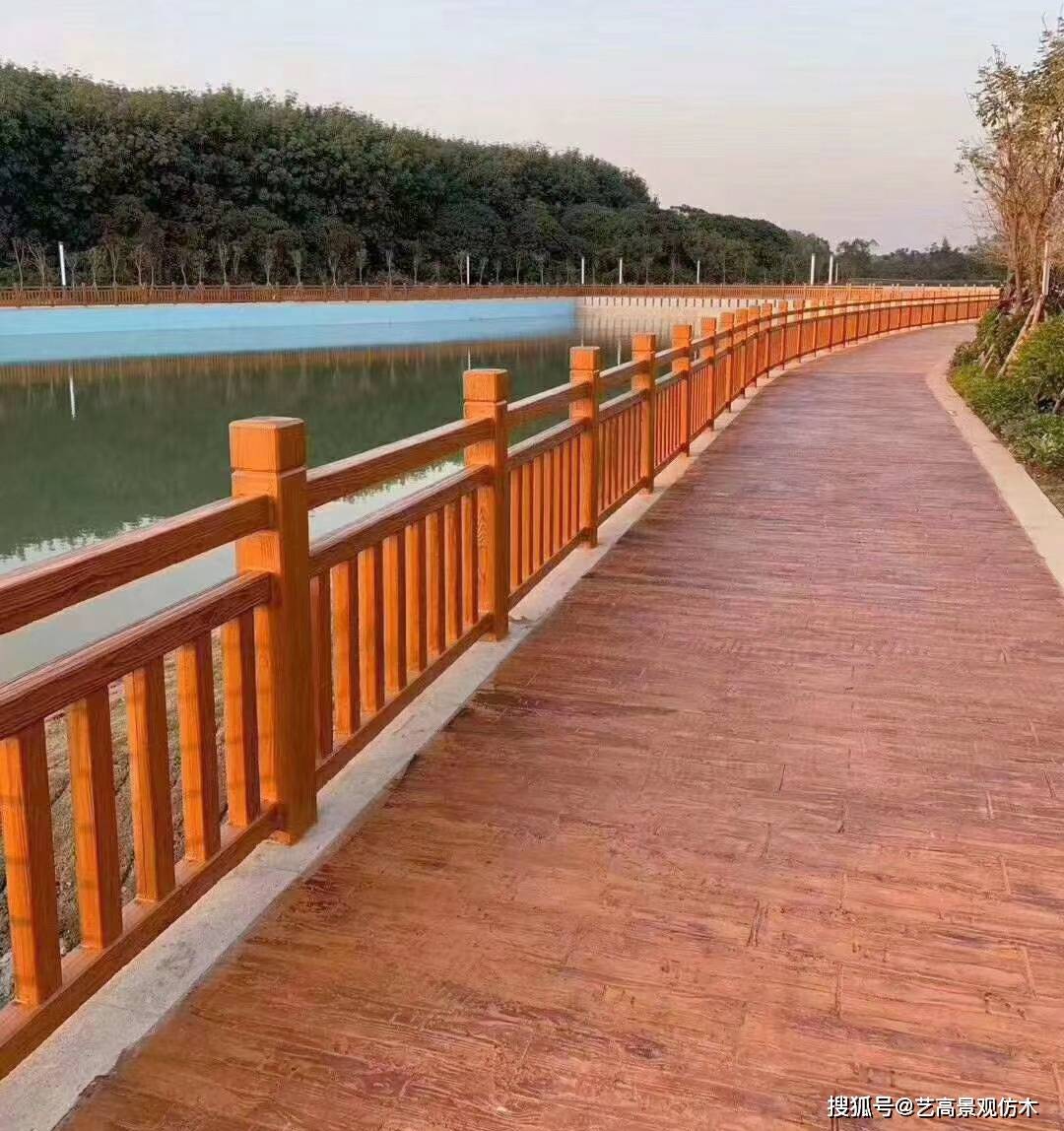 广州混凝土护栏乡村安装图，广州仿木栏杆厂家制作工艺是怎样的？