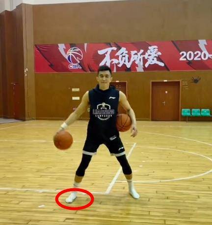 短裤,袜子均是李宁,至于球迷们非常关注的球鞋,郭艾伦这次并没有穿,而