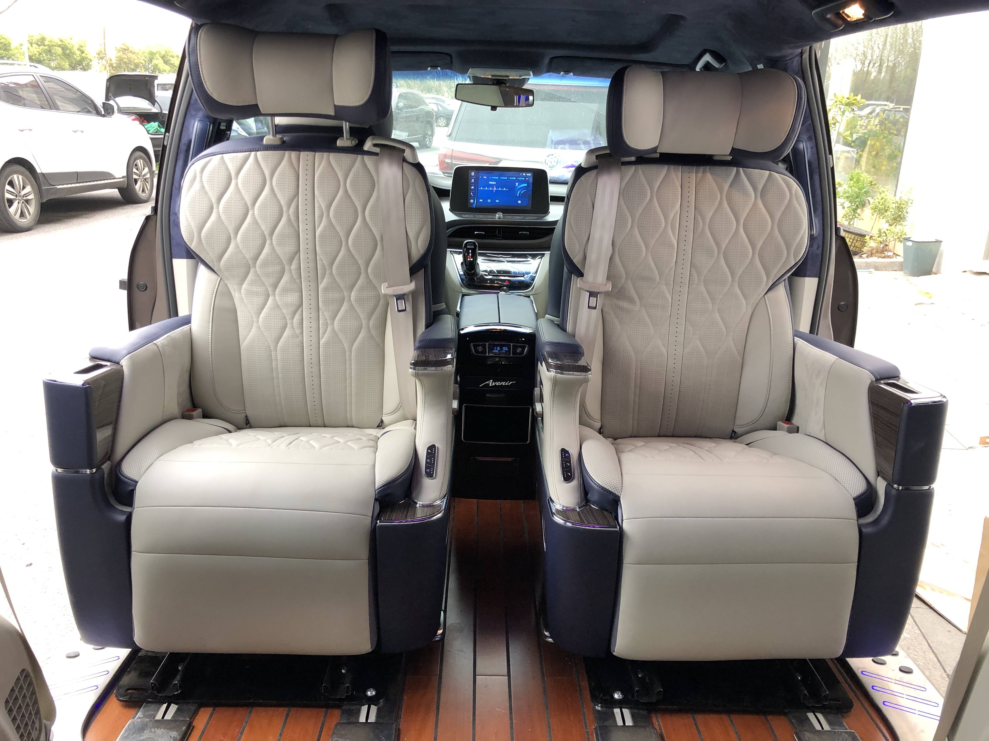 别克gl8乞丐版652t改装出效果颍上这对中年夫妻做对了