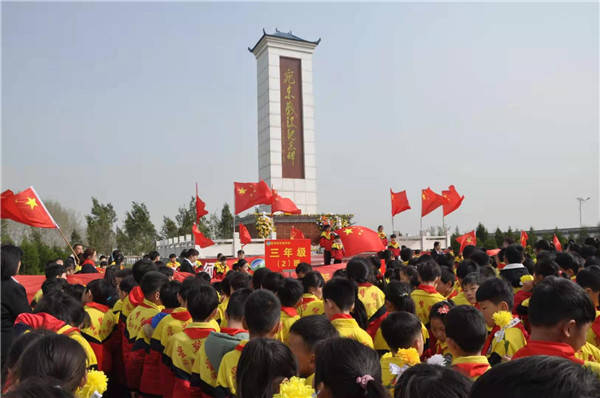 南阳市宛城区红泥湾镇的宛东战役纪念地,带领党员干部学党史,祭先烈