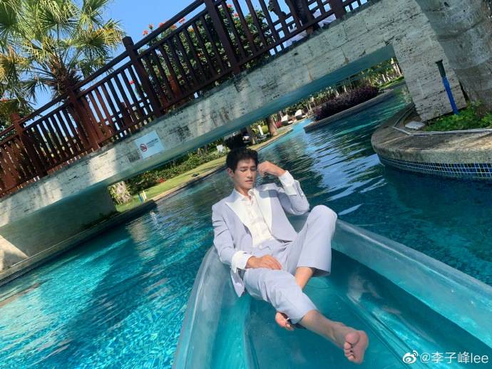 李子峰晒度假照网友直呼这无处安放的大长腿