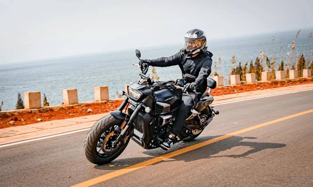 动力保持,换挡离合更轻—胖虎试驾大排v缸巡航龙嘉v霸650