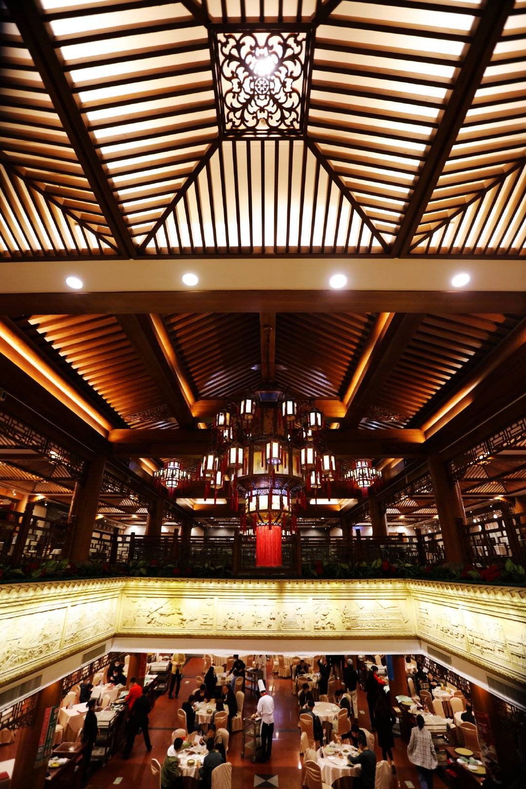 全聚德的待客之道,年轻人最爱的光影主题餐厅,感受八荣八耻!