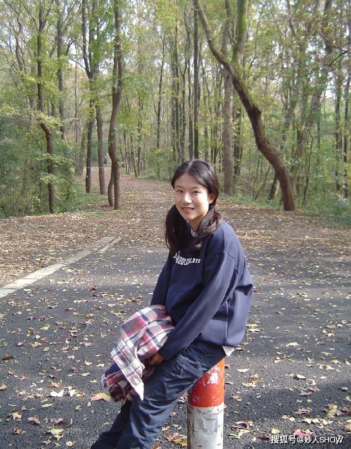 2015年,更生仔开始和男朋友杨越搞乐队.后来他们结了婚,生了一个女儿.