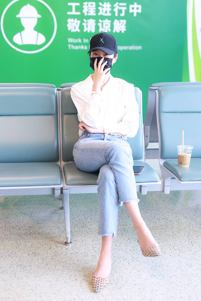 杨采钰露笑眼温柔似水 白衬衫配牛仔裤变清新美人