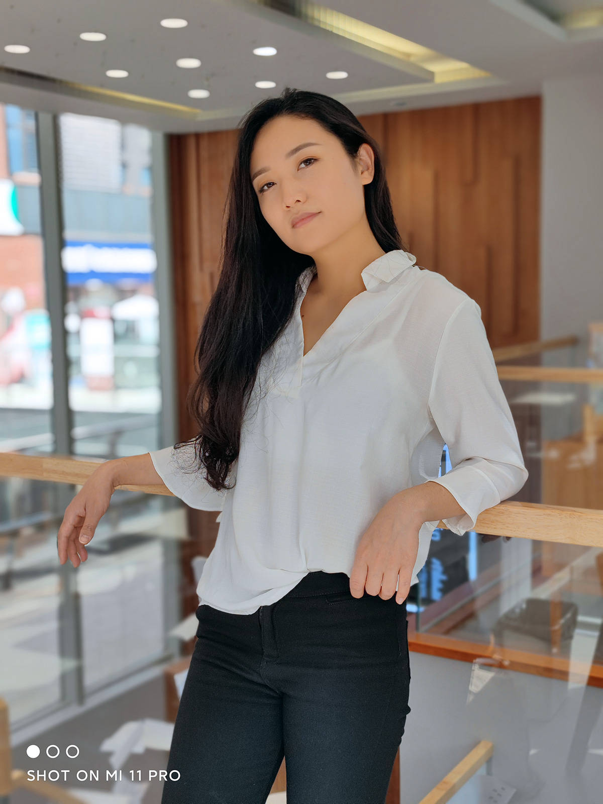 小米11 pro拍人像如何,能接近单反配定焦头的效果吗?