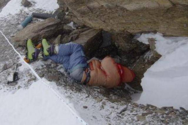 珠穆朗玛峰，接近200多具遗体，冰封20年，为何无人回收？