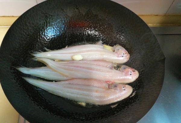 3.将踏板鱼放入锅中煎一会