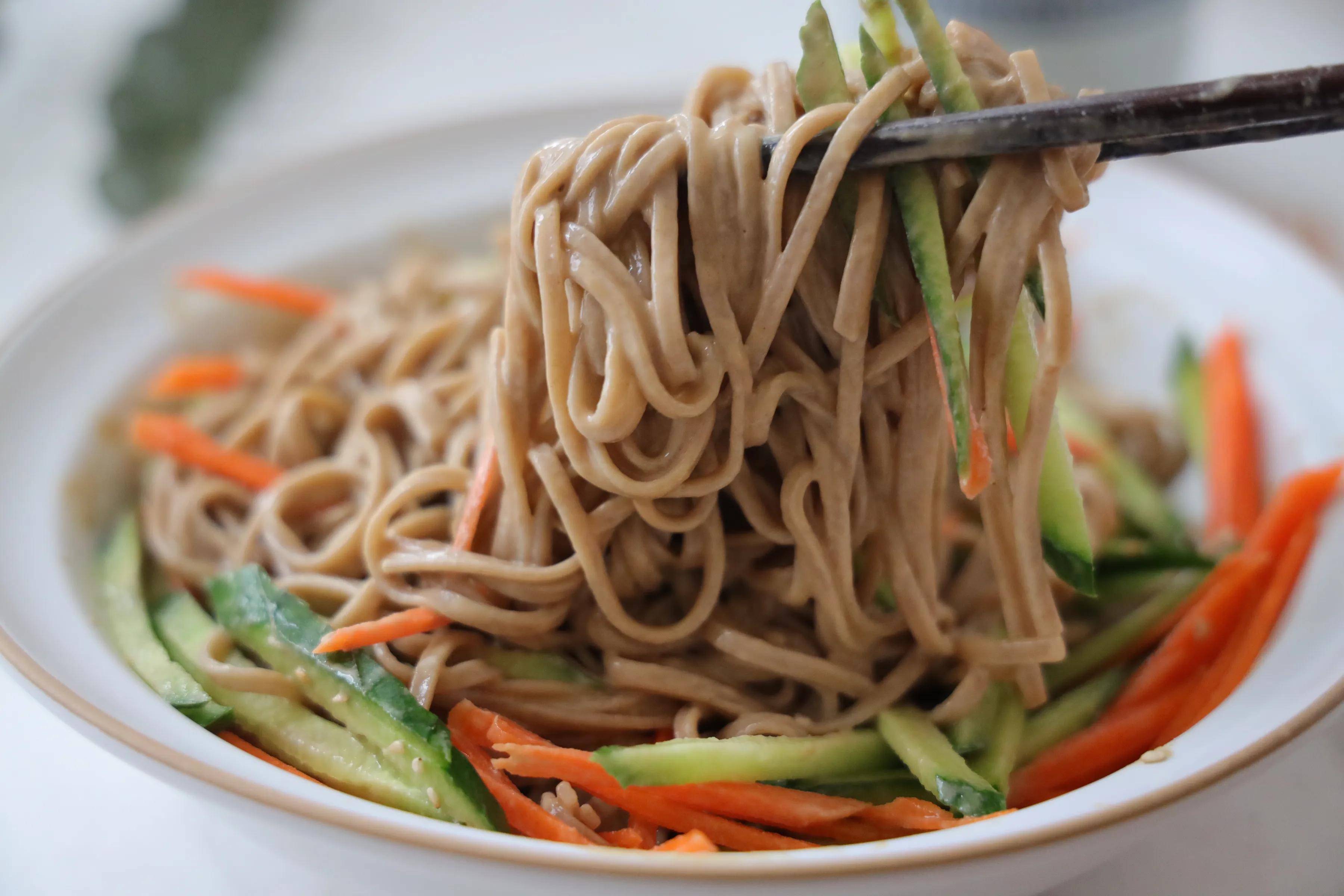 原创寒食节记得吃这碗面简单一拌味道浓郁又好吃一人一碗吃不够