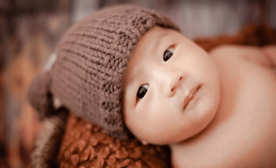 从小给孩子"捏鼻梁",长大后鼻子会不会"变高"?父母知道为好_宝宝