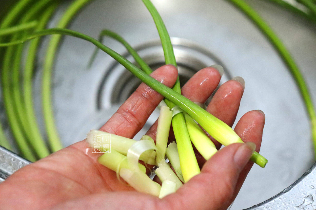 step1:蒜苔买回来之后把头尾掰掉,保留下粗细均匀的花径部分就好了.