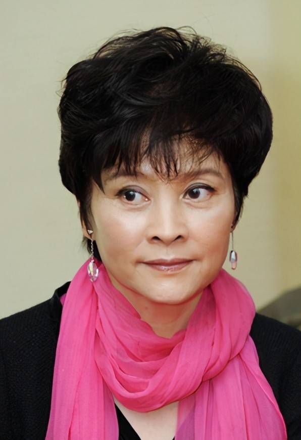 梁丹妮:曾比肩刘晓庆,二婚嫁小8岁冯远征,结婚26年仍无儿女_表演