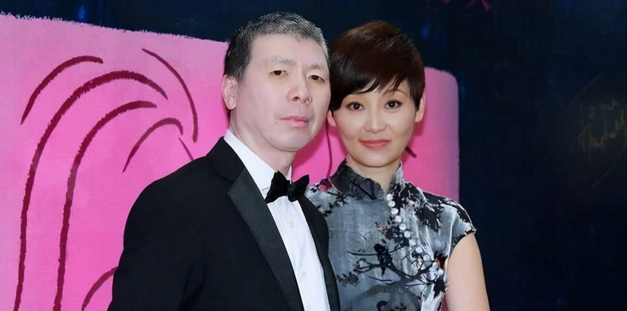 老公冯小刚在外面打拼事业,妻子徐帆照顾家庭,帮冯小刚打理家里家外