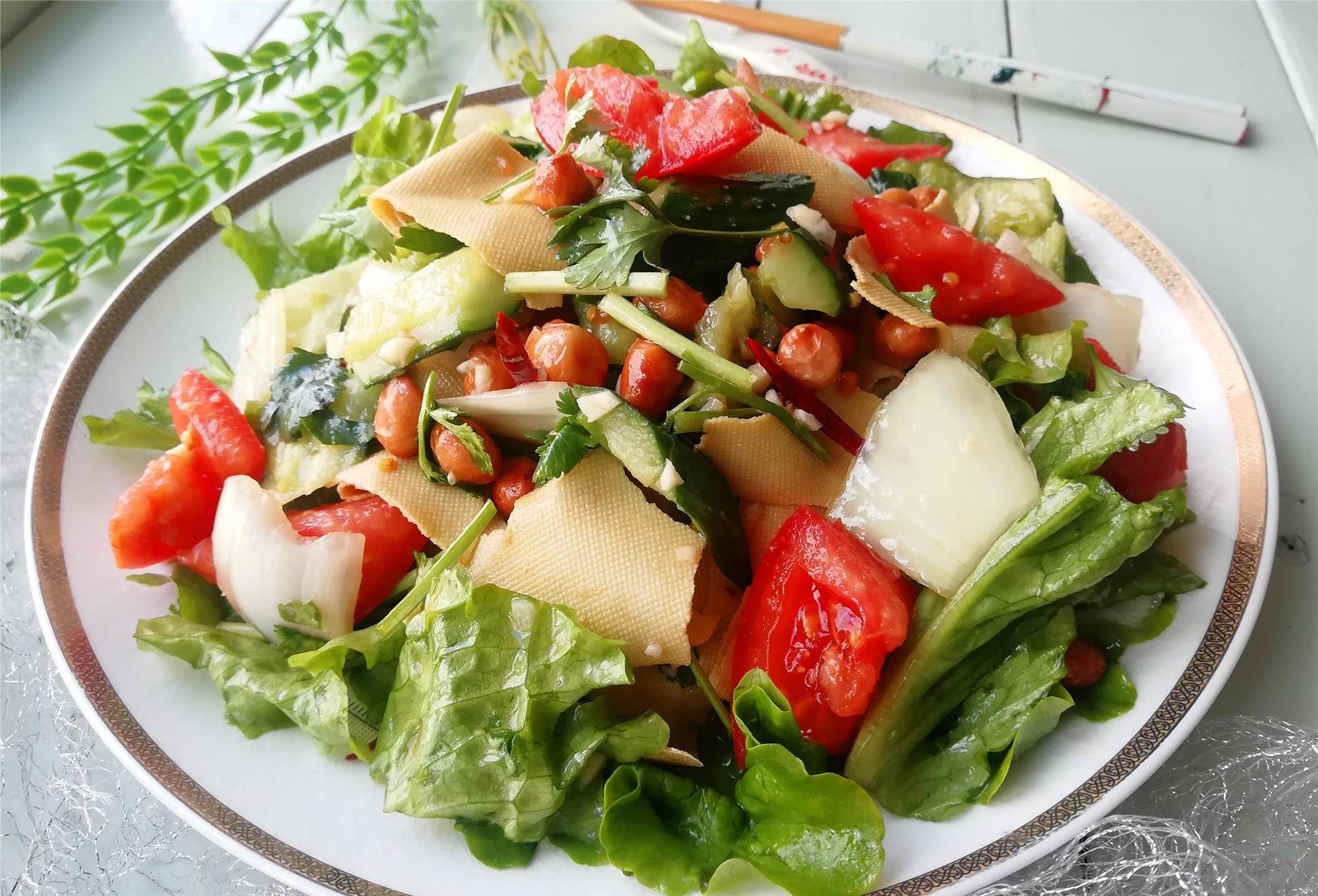 【清爽手撕大拌菜】所需材料:黄瓜2根,西红柿2个,生菜1棵,尖椒1个