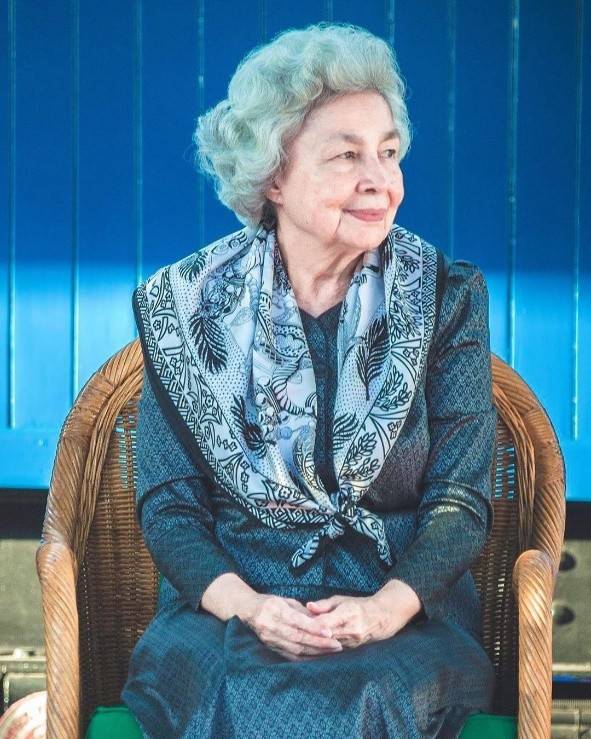 85岁柬埔寨太后一身高级灰,优雅如英国女王,亚洲美后风采依旧_莫尼列