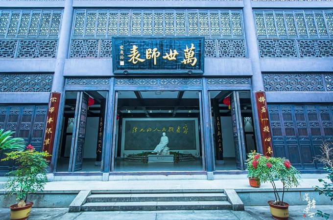 徽州古城有一座纪念馆，文化深厚，很多游客来此瞻仰一代教育大师