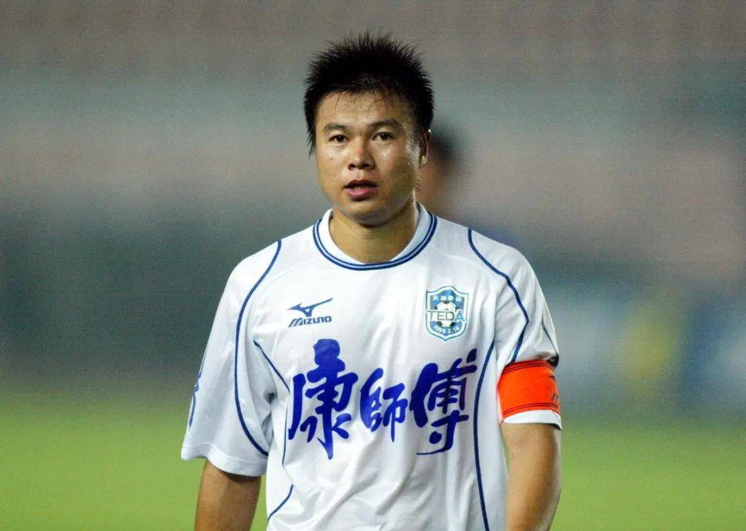 让人十分意外,相反让天津泰达的名宿于根伟出山,这是有多重原因,首先