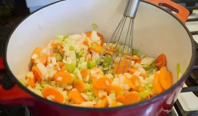 胡萝卜怎么切菱形丁片 ddc9b5b0a4f446f3a5b804f30e779866.jpeg