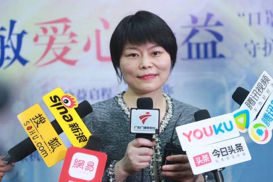 访乔洛施无敏爱心公益行动抗疫英雄陈柳青