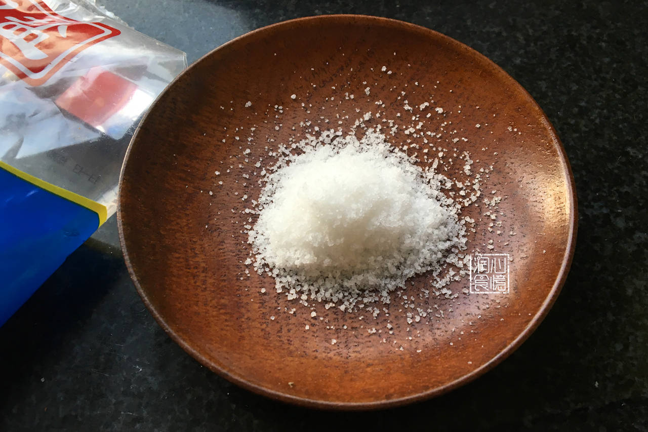 炒菜的盐放对了么?不同菜肴放盐时间不同,早放盐和晚放盐差别大