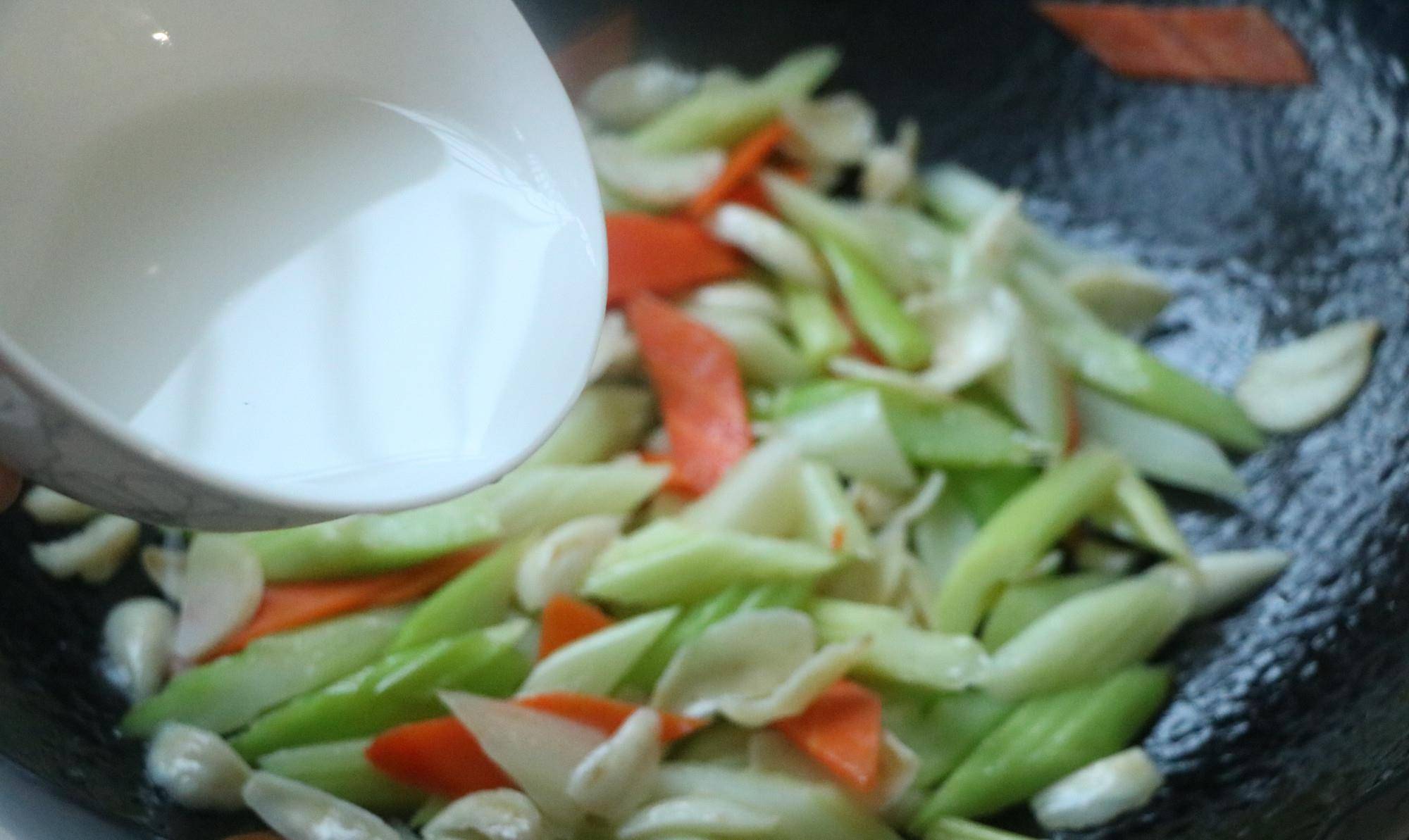 素炒芹菜怎么做又嫩又脆 2d681fcbdc0043a89b88ca74183629dd.jpeg