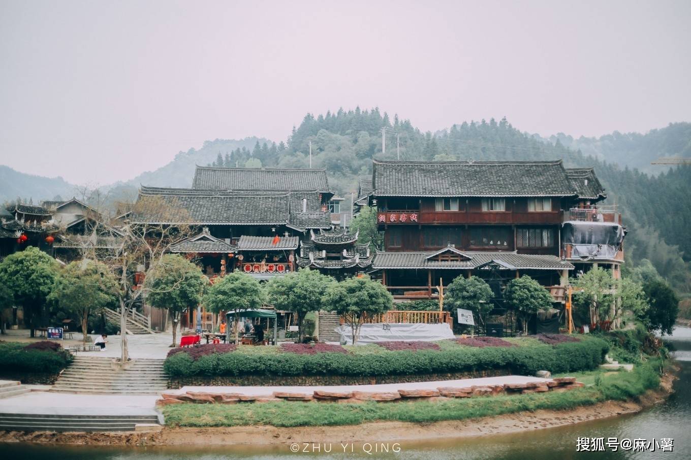 湖南一少数民族村寨藏在山里，有500个吊脚楼，民族小众与世隔绝
