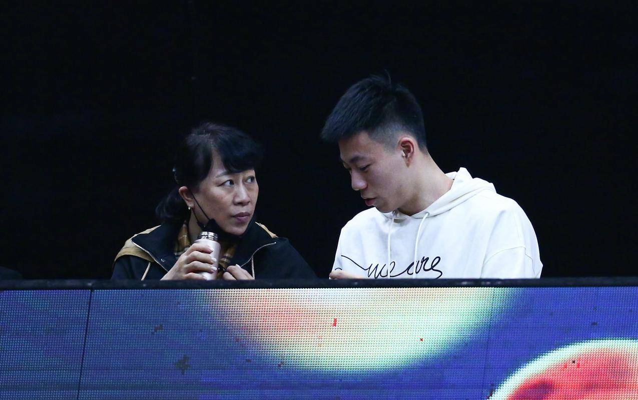 张镇麟的妈妈王芳,是前中国女篮的主力,参加过1992年奥运会.