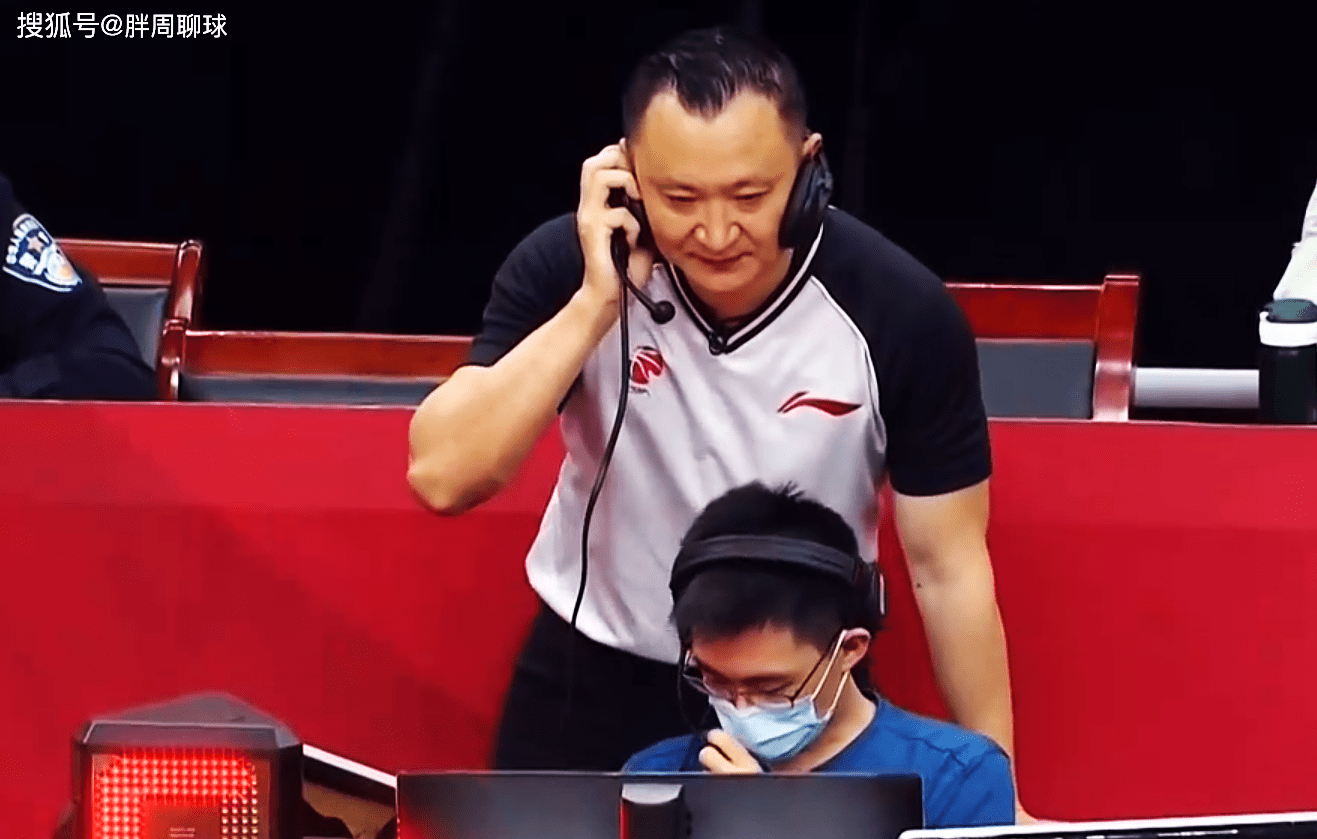 原创裁判闫军丧失底线cba上演无接触犯规太过分姚明该出手了