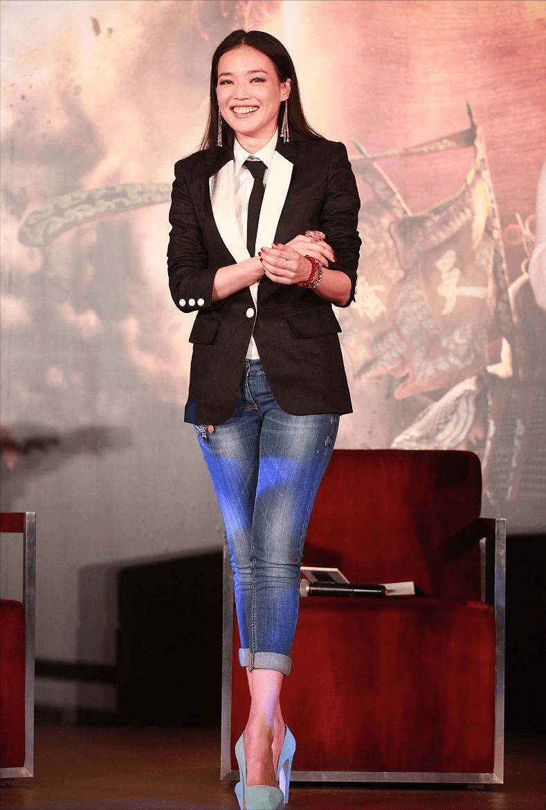 甚至抵消掉了西装的严肃性,而且牛仔裤的加入也让整体感觉更加的休闲