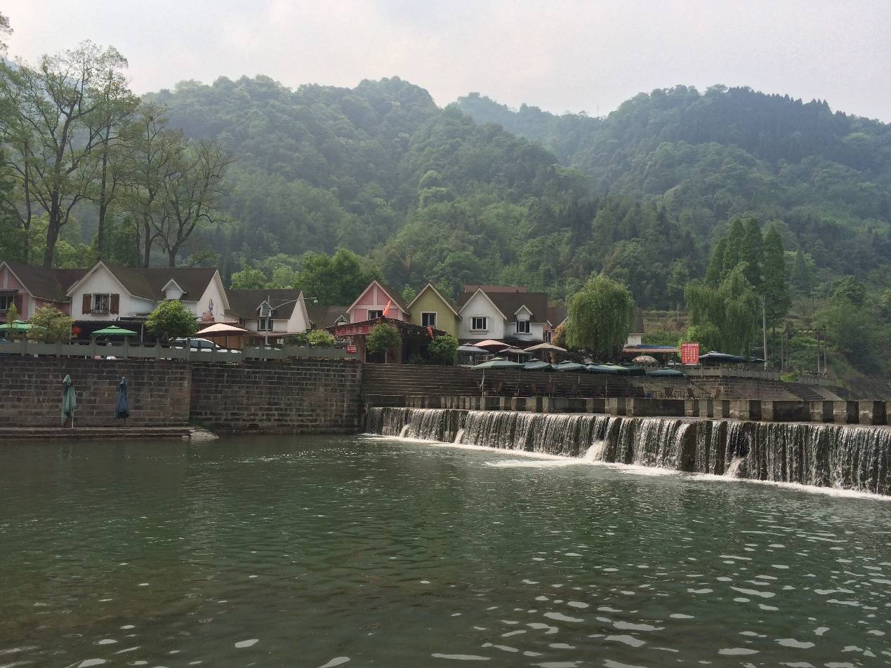 鸡肉肠爬满蛆虫？ 良品铺子上市后危机不止食品安全(图3)