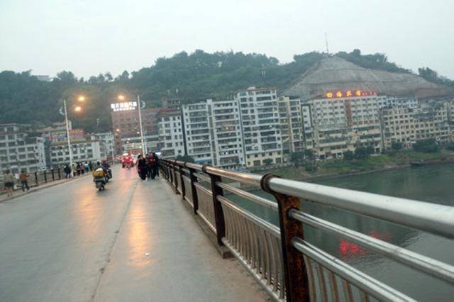 四川泸州合江县一个大镇，和贵州赤水市区一江之隔，一桥相连