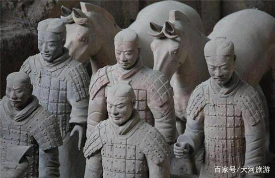 这座800雕像号称“日本兵马俑”，耗资60亿日元，游客看后傻眼了