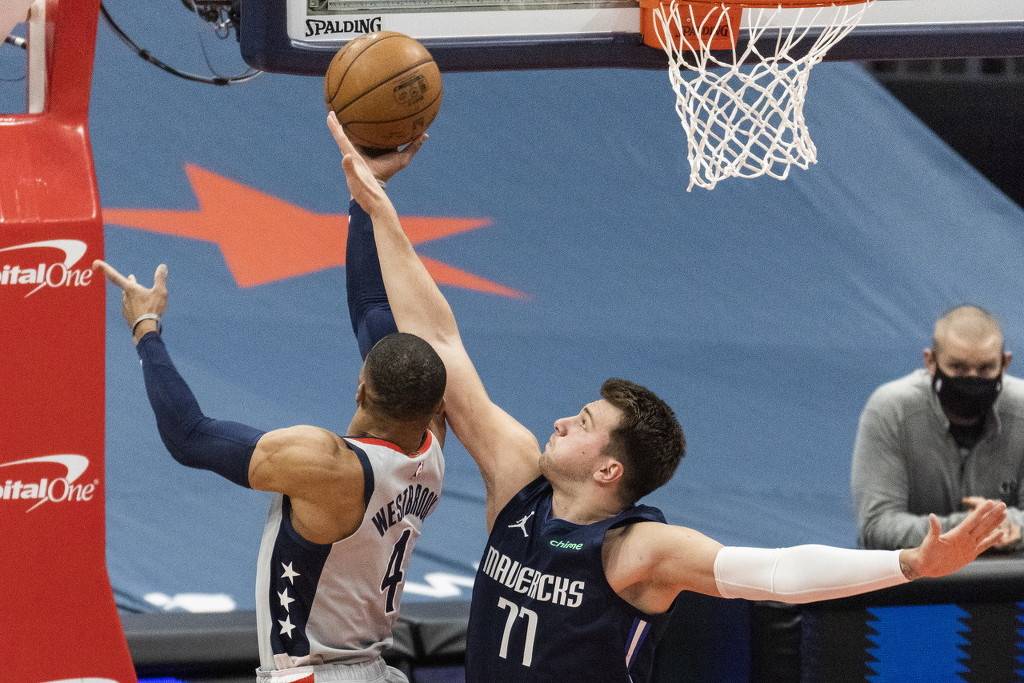 组图:独行侠胜奇才 威少强突正面pk东契奇