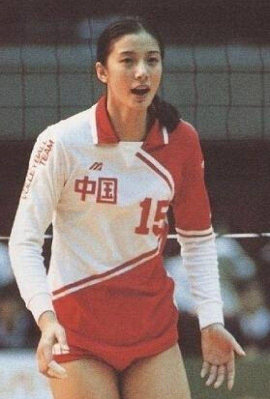 中国女排初代女神,晒一家四口全家福,如今48岁仍有女神范_孙玥