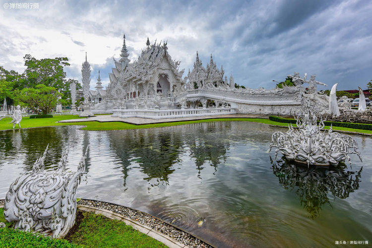 泰国北部有座小山城，因3座色彩斑斓的庙宇，成网红旅游打卡地