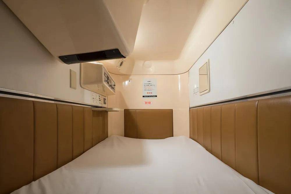 日本的胶囊旅馆，到底住的是寂寞还是贫穷？