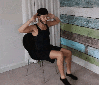 双腿向前并拢伸直,双脚离地保持身体稳定,腹部发力带动双腿向前提膝