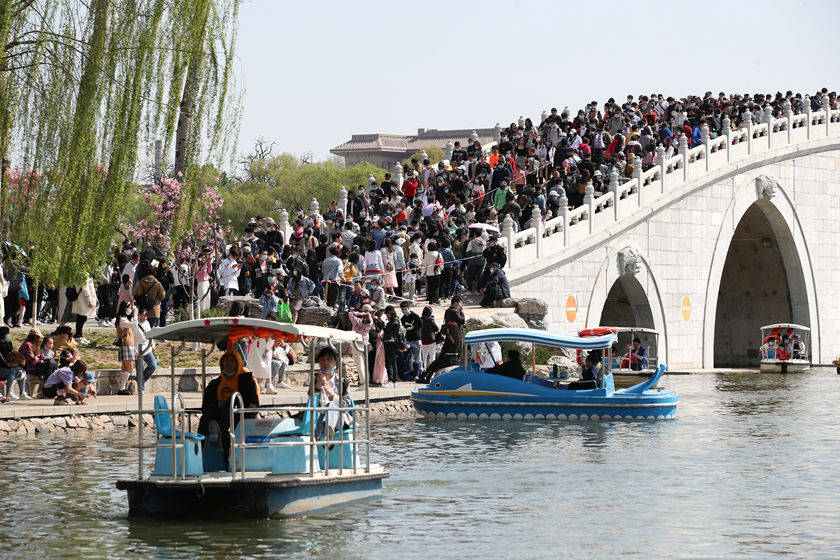 清明小长假旅游市场复苏 各地景区再现人山人海