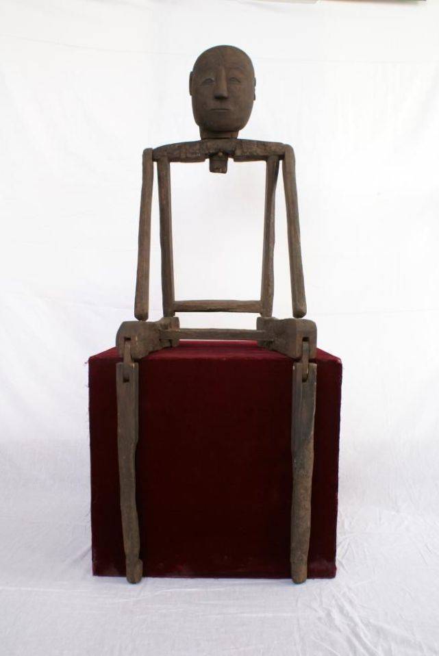 大木偶由13块木制部件构成,各个结合部位均采用卯隼法连接,立,坐,跪