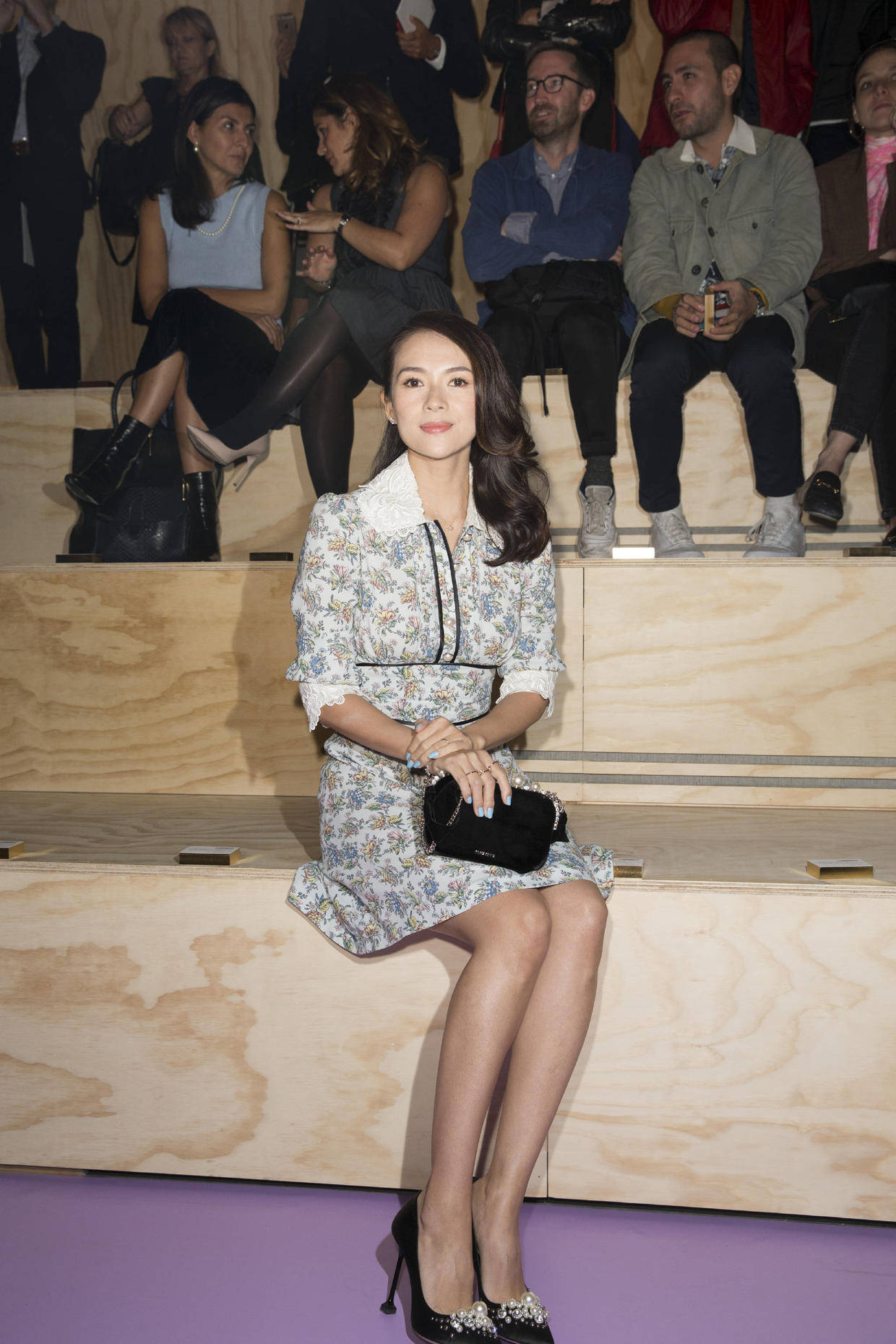 章子怡果然很有"国际范",穿浅蓝色连衣裙秀身材,真懂展现优势